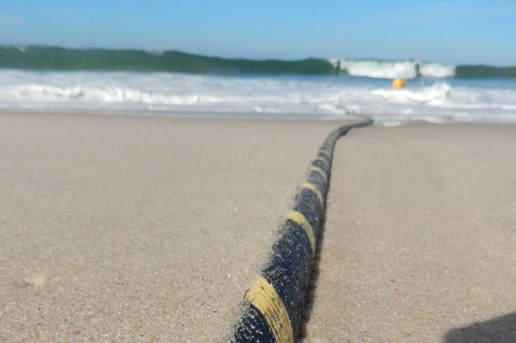 Huties dañan cables submarinos del mar rojo